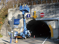 高所作業車を用いた点検